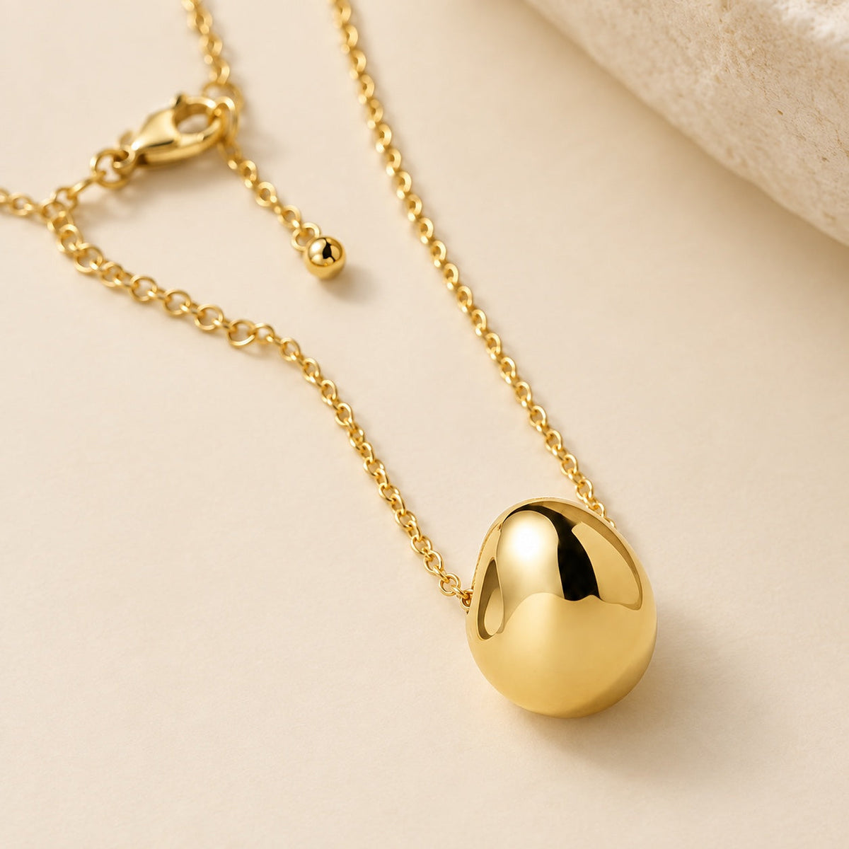 Gold Pebble Pendant Necklace detail